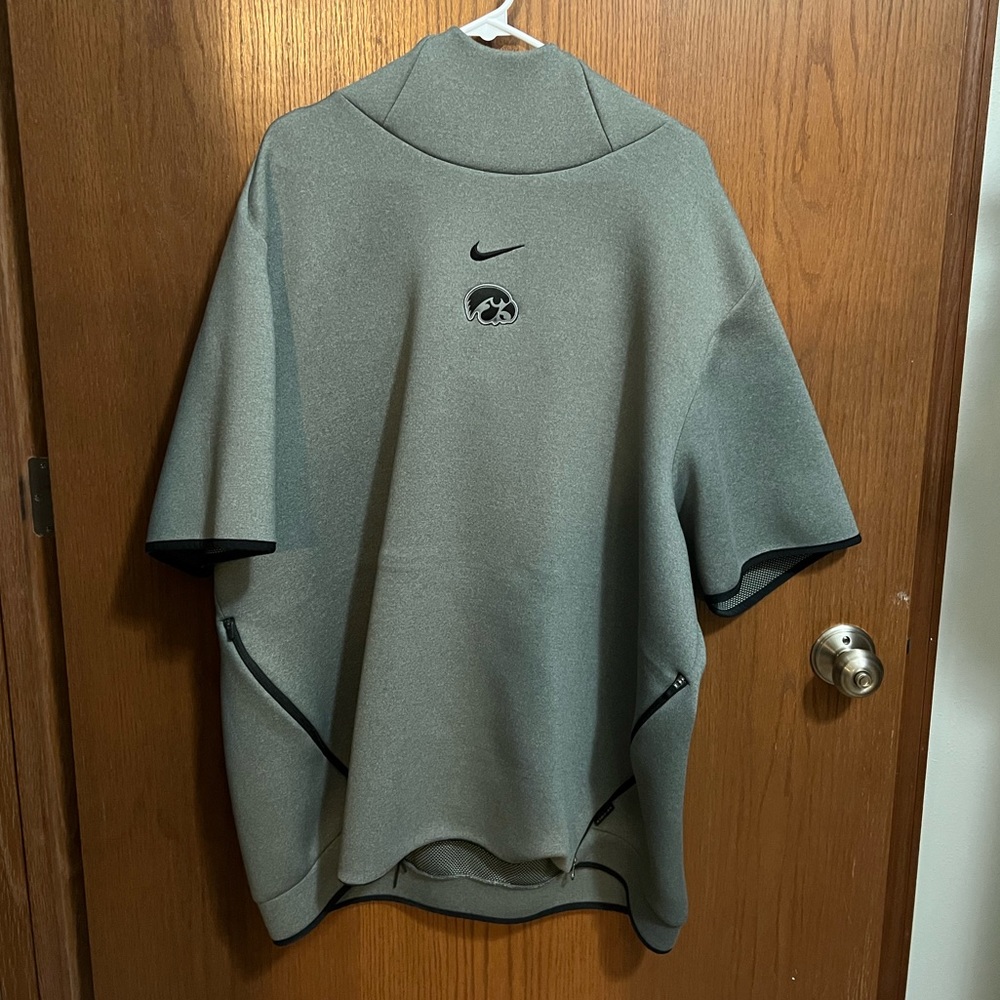 Nike IOWA HAWKEYES Men’s On-Field Short Sleeve Dri-Fit Therma Hoodie 3XL
